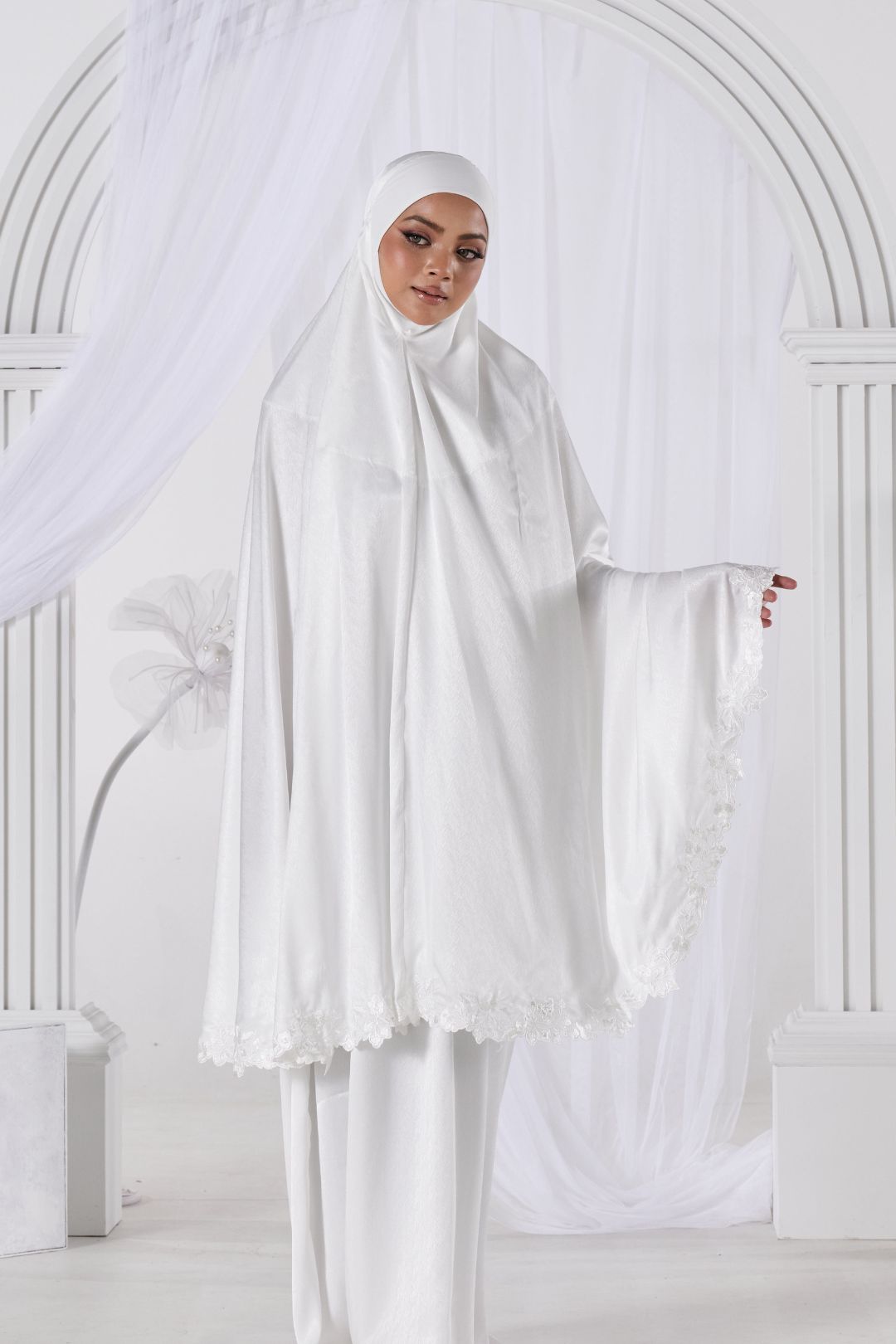 Annisa Telekung in Pure White