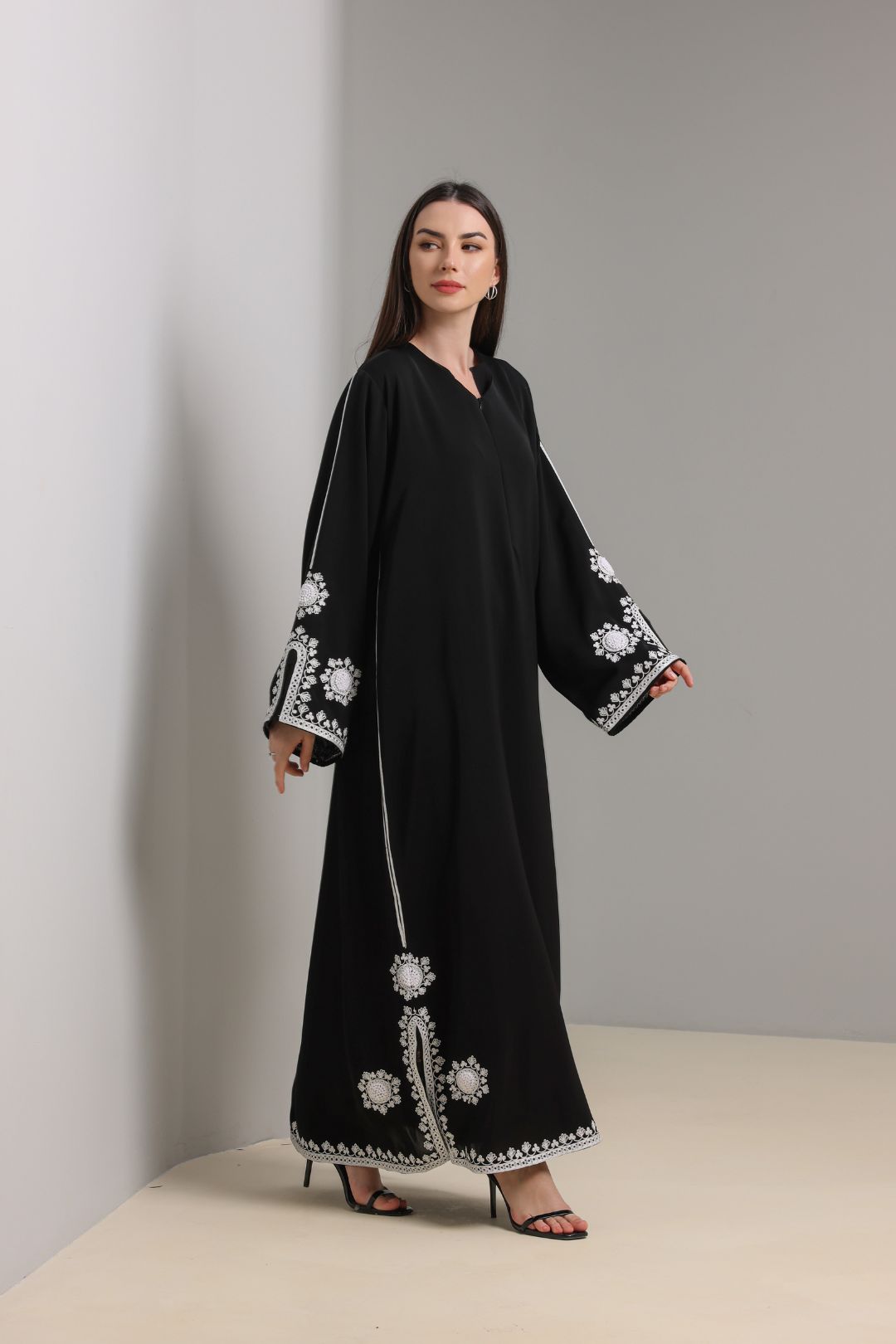 Hyra Abaya in Black