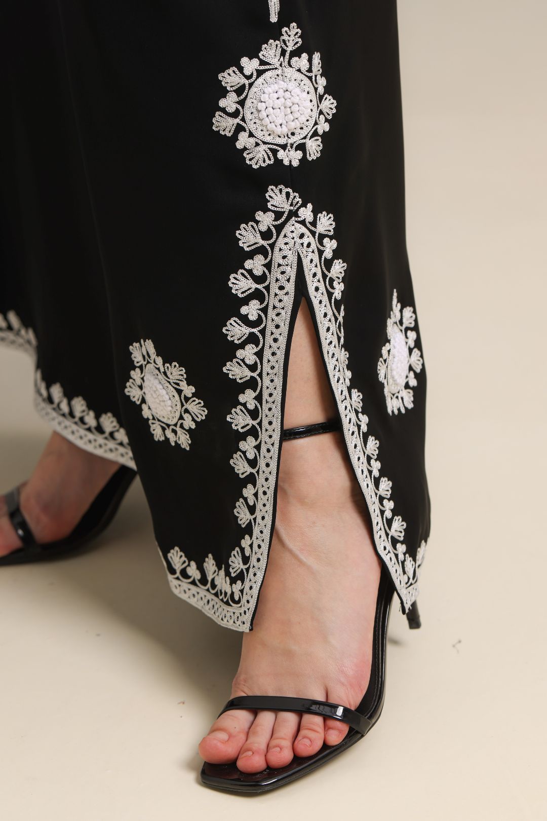 Hyra Abaya in Black