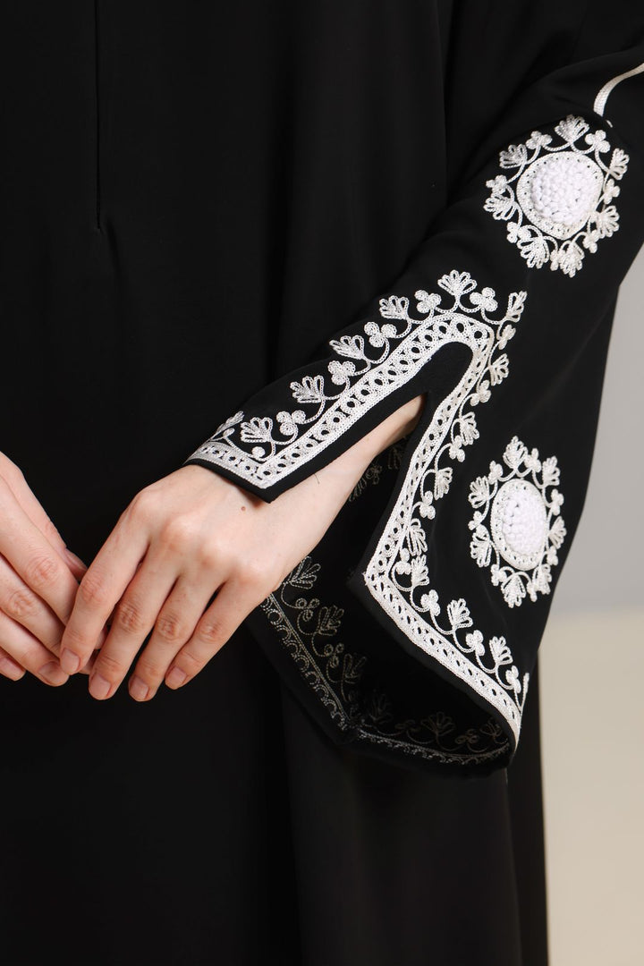 Hyra Abaya in Black