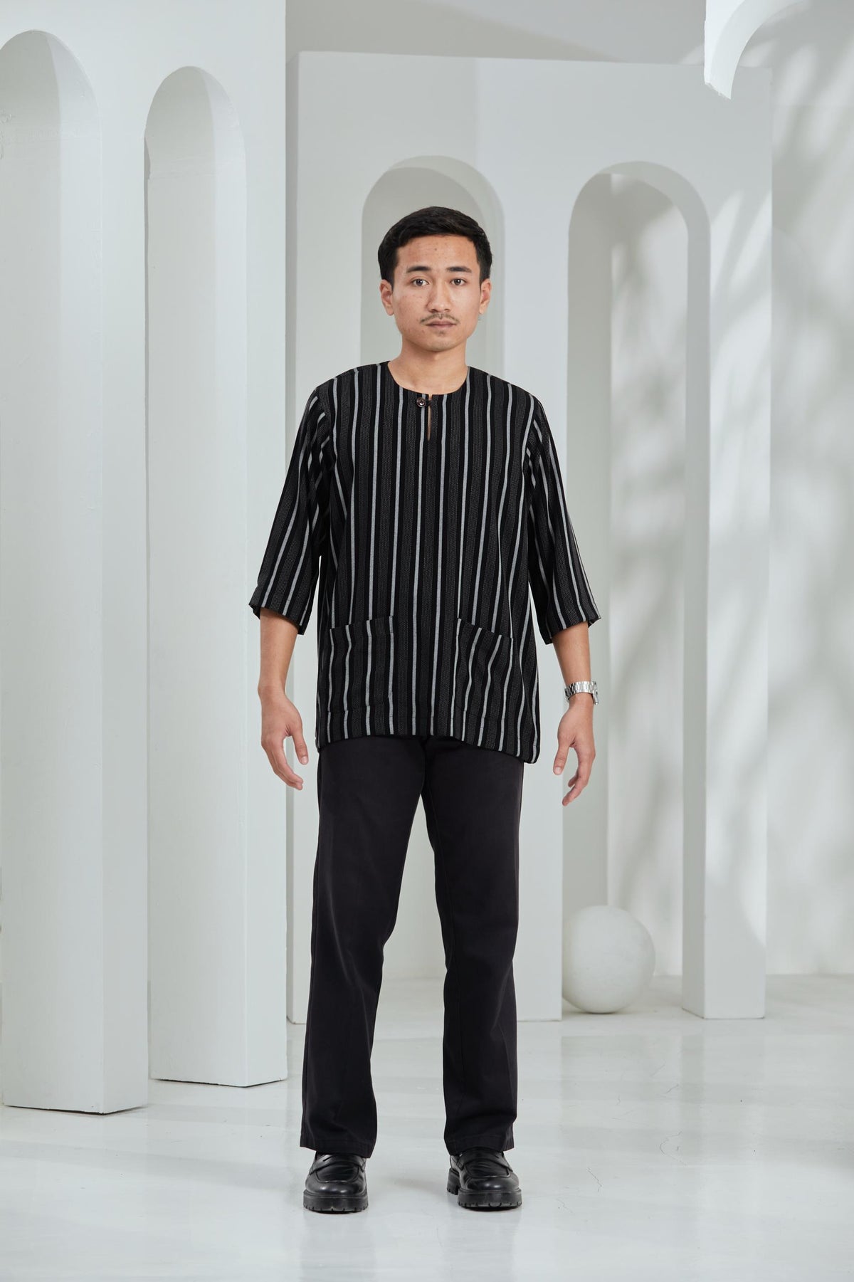 ARNA : Kurta Bayu in Black Stripe